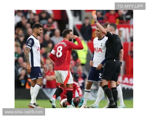曼联主场半场0-1落后十人埃弗顿，霍尔兜射破门