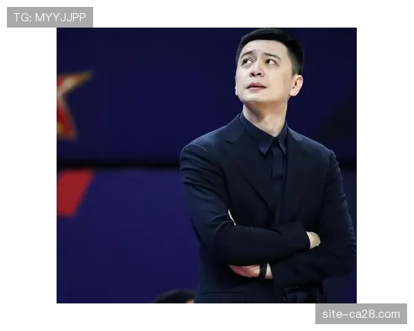 特写:争议判罚后杨鸣怒斥技术台,裁判报告显示为漏判 特写:争议判罚后杨鸣怒斥技术台,裁判报告显示为漏判